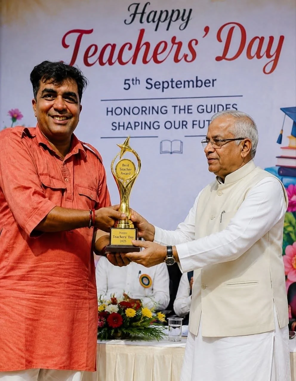 Dr. Avadhesh Kaushik receiving Best Teacher Award 2025 trophy