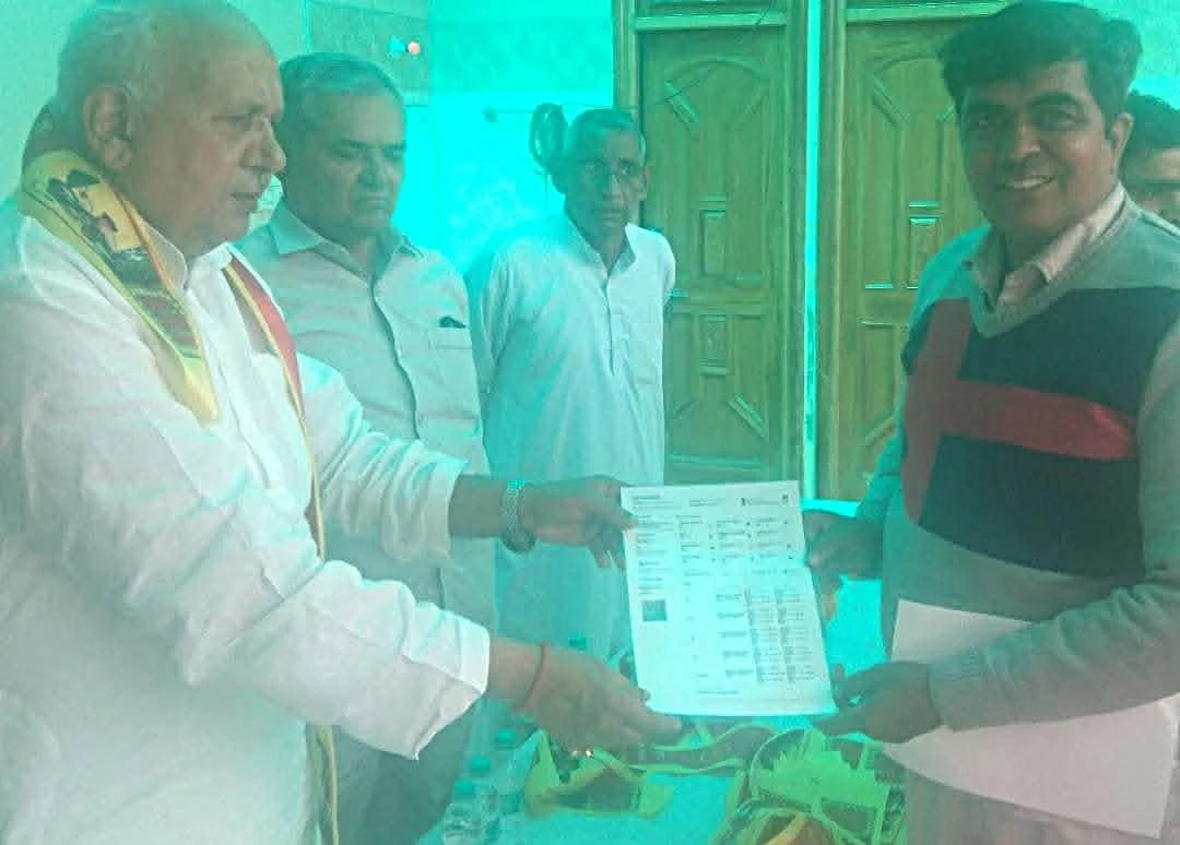 Dr. Avadhesh Kaushik receiving a recognition certificate from a senior dignitary