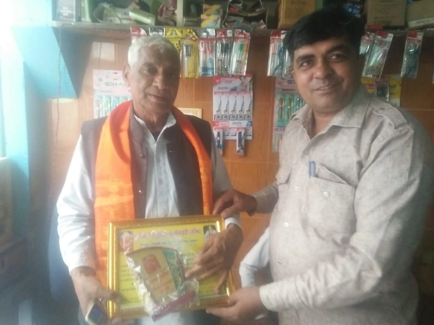 Dr. Avadhesh Kaushik with revered mentor Hari Ratan Sharma holding citation plaque
