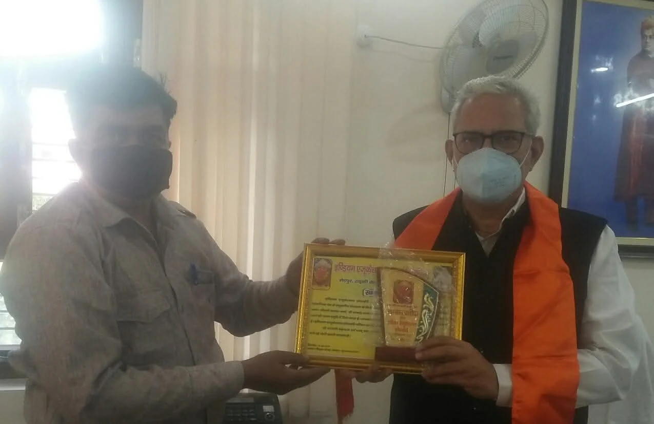 Dr. Avadhesh Kaushik receiving Indian Educational Society Samman Patra