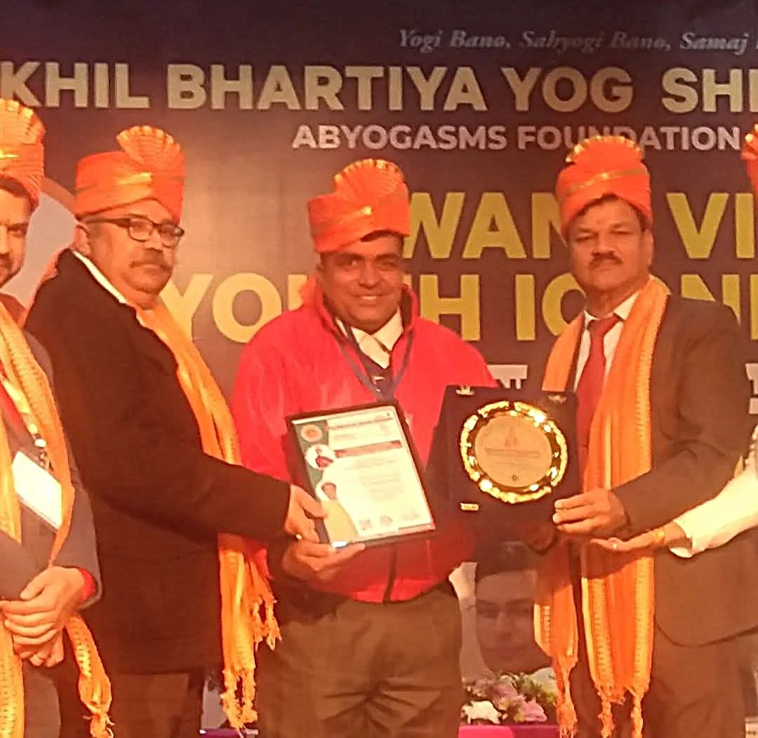 Dr. Avadhesh Kaushik receiving Swami Vivekanand Youth Iconic Award 2025 on stage