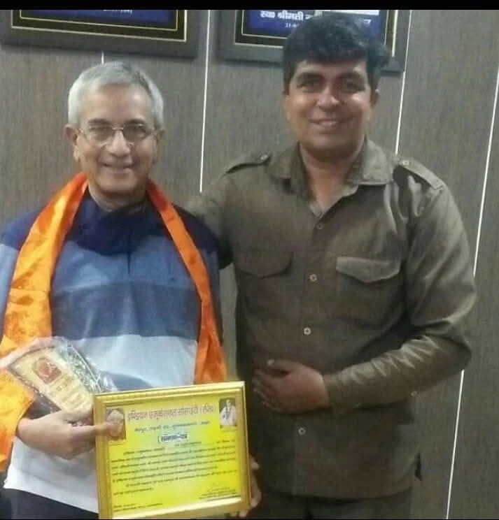 Dr. Avadhesh Kaushik presenting Samman Patra citation